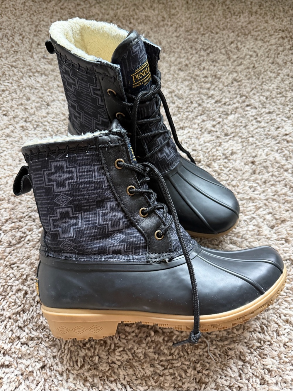Pendleton Black Patterned Lace-Up Winter Duck Boots with Tan Sole size 8